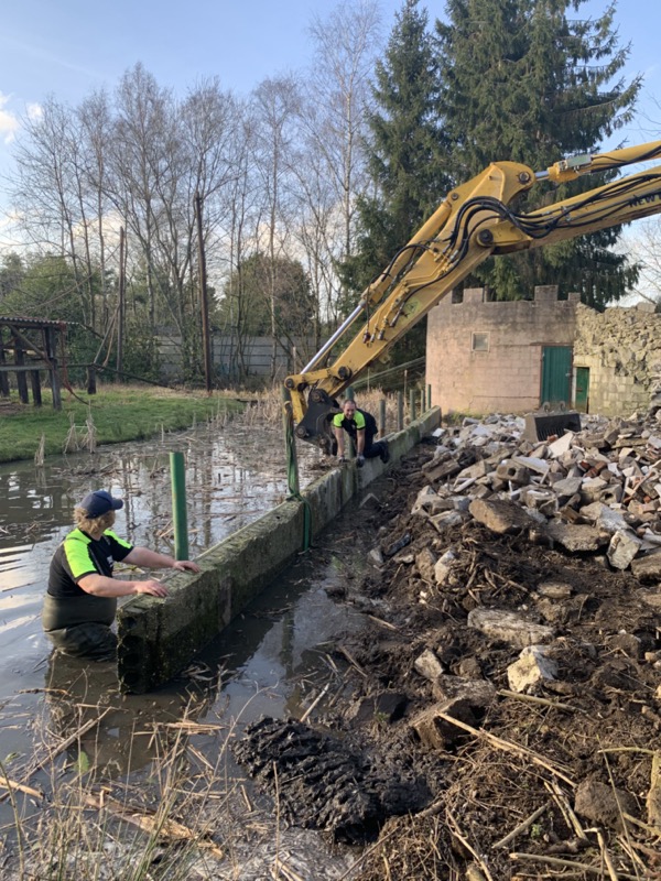 werkmannen aan het werk met graafmachine